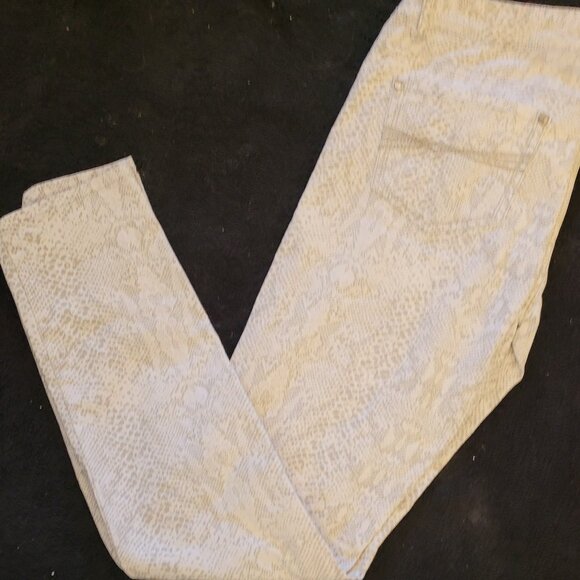 Almost Famous Grey and White Animal Print Jeans - Picture 3 of 9